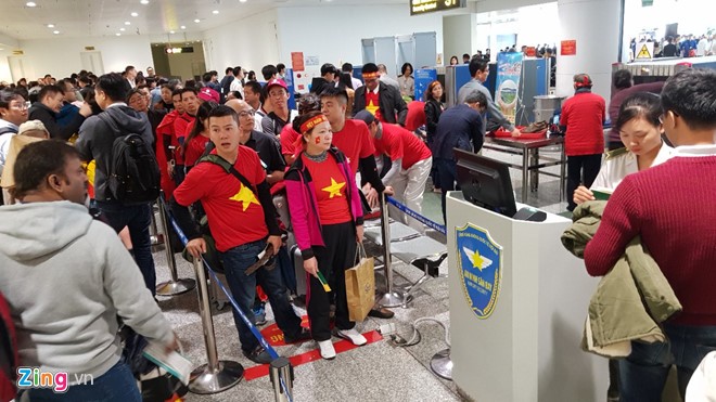 Cổ động viên náo nức sang Trung Quốc cổ vũ U23 Việt Nam - ảnh 1