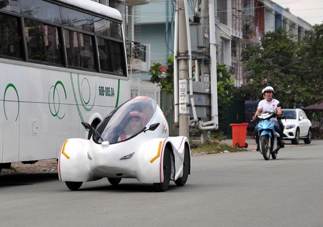 Sinh viên chế tạo 'siêu xe' chạy 200 km tốn một lít xăng - ảnh 1