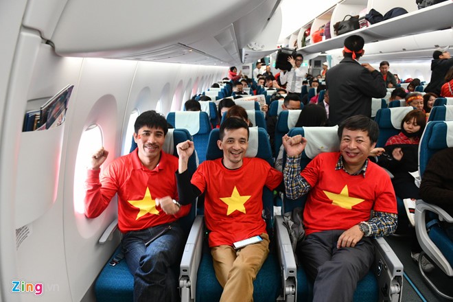 Cổ động viên náo nức sang Trung Quốc cổ vũ U23 Việt Nam - ảnh 6