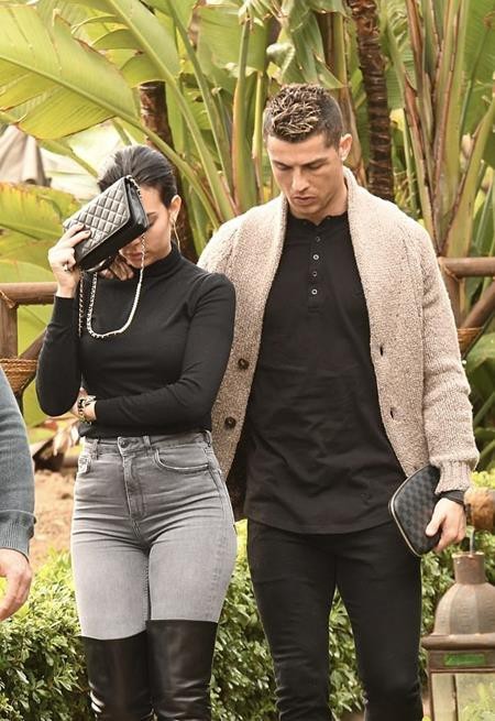 Sau scandal 'gạ tình', Ronaldo vội tổ chức sinh nhật lấy lòng bạn gái - ảnh 1