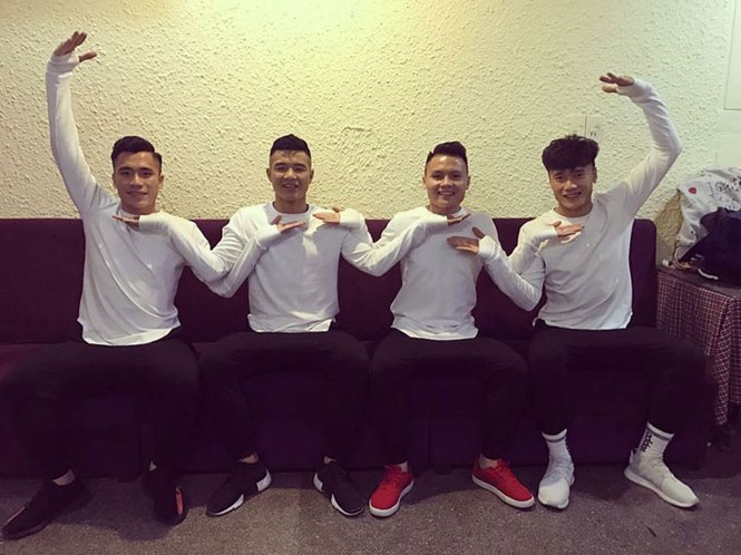 Những lần diện đồ tập thể 'đốn tim' chị em của U23 Việt Nam - ảnh 4