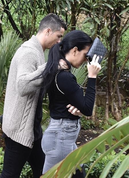 Sau scandal 'gạ tình', Ronaldo vội tổ chức sinh nhật lấy lòng bạn gái - ảnh 2
