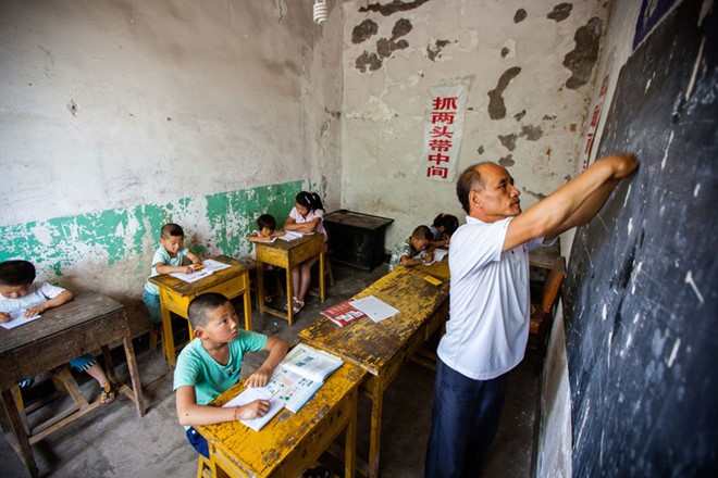 Xúc động thầy giáo không ngón tay vẫn dành cả đời cầm phấn - ảnh 1