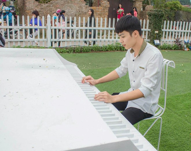 Dân mạng 'phát sốt' với chàng công an làm nhiệm vụ ở sân bay Vinh - ảnh 1