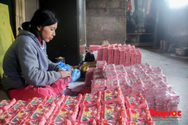 Tết ông Công ông Táo ở ngôi làng “nặn đất thành cơm” ở xứ Huế - ảnh 8
