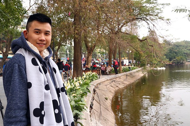 Niềm vui 'chẳng tày gang' ngắm thiên nga tại Hồ Gươm của giới trẻ Hà Nội - ảnh 1