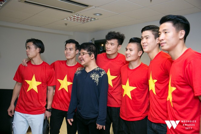 Con trai nghệ sĩ Quốc Tuấn hạnh phúc chụp ảnh cùng đội U23 Việt Nam - ảnh 1