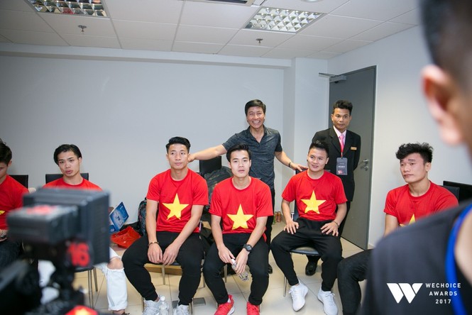 Con trai nghệ sĩ Quốc Tuấn hạnh phúc chụp ảnh cùng đội U23 Việt Nam - ảnh 2