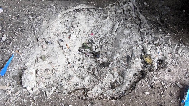 Bọc nilon lạ phát nổ, một phụ nữ nhập viện - ảnh 2