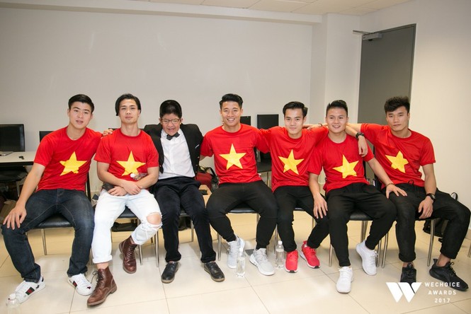 Con trai nghệ sĩ Quốc Tuấn hạnh phúc chụp ảnh cùng đội U23 Việt Nam - ảnh 3
