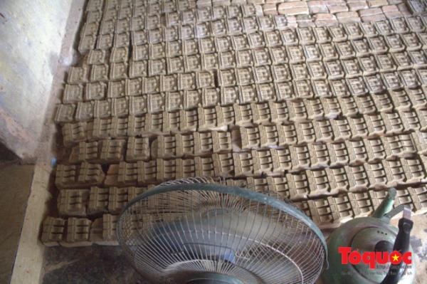Tết ông Công ông Táo ở ngôi làng “nặn đất thành cơm” ở xứ Huế - ảnh 4