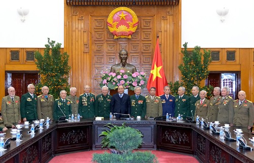 Thủ tướng gặp mặt các cựu chuyên gia, cựu chiến binh - ảnh 3
