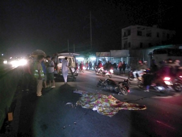 Ngã xuống đường do va quẹt, người đàn ông bị xe bồn cán tử vong - ảnh 2