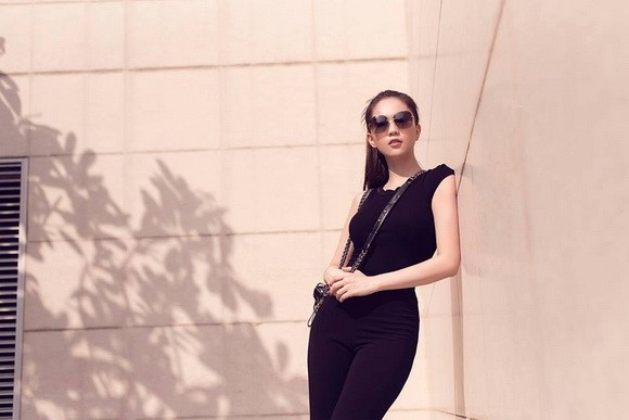 Ai có thể quyến rũ hơn Ngọc Trinh với những set đồ kín đáo mà sexy này - ảnh 2