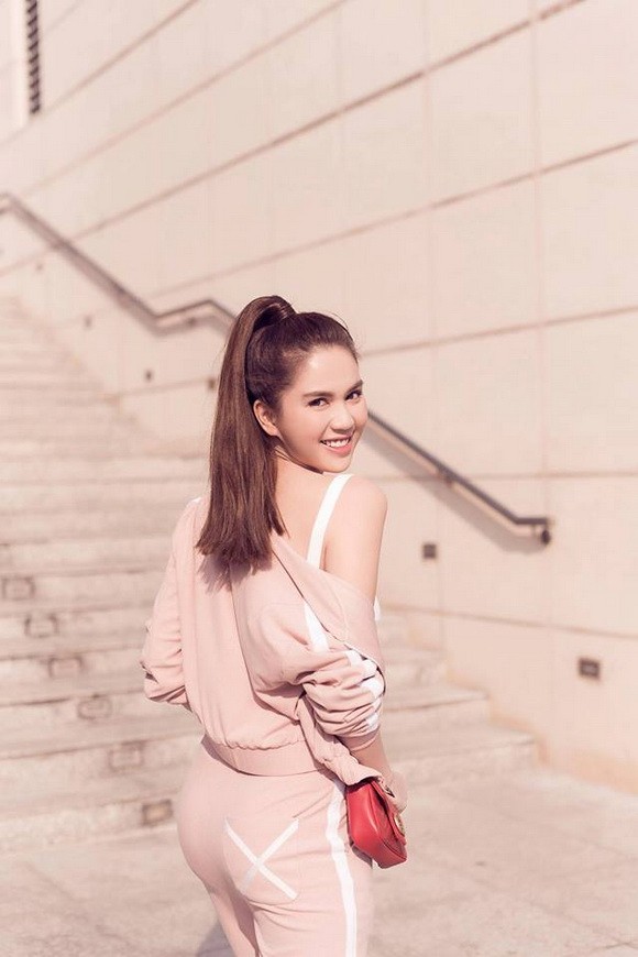 Ai có thể quyến rũ hơn Ngọc Trinh với những set đồ kín đáo mà sexy này - ảnh 6