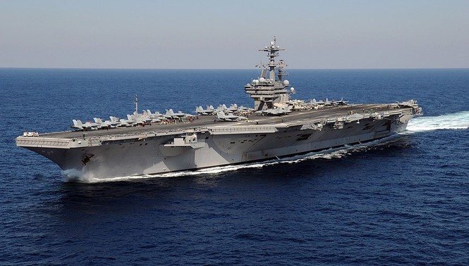 Đại sứ Việt Nam thăm tàu sân bay USS George H.W. Bush - ảnh 1