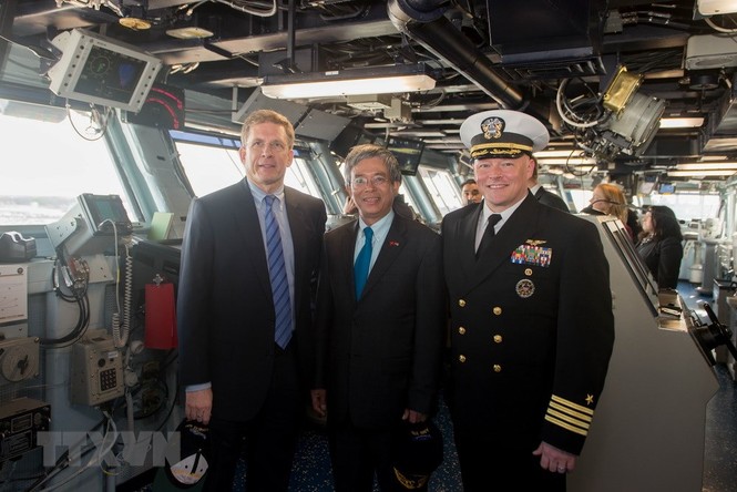 Đại sứ Việt Nam thăm tàu sân bay USS George H.W. Bush - ảnh 3