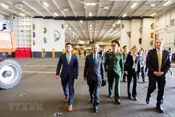 Đại sứ Việt Nam thăm tàu sân bay USS George H.W. Bush - ảnh 4