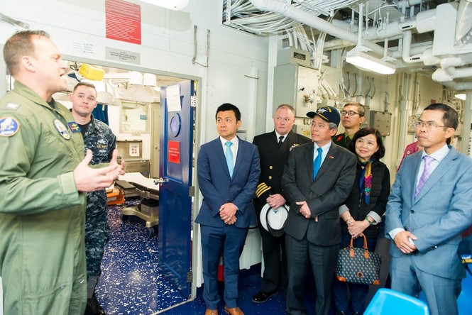 Đại sứ Việt Nam thăm tàu sân bay USS George H.W. Bush - ảnh 5