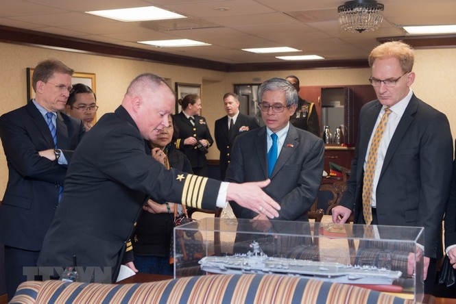 Đại sứ Việt Nam thăm tàu sân bay USS George H.W. Bush - ảnh 7