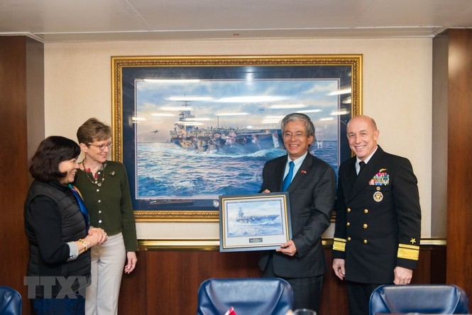 Đại sứ Việt Nam thăm tàu sân bay USS George H.W. Bush - ảnh 8