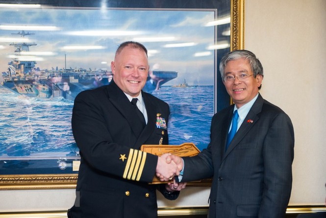 Đại sứ Việt Nam thăm tàu sân bay USS George H.W. Bush - ảnh 9