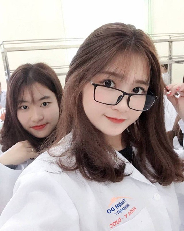 Khoe ảnh, nữ sinh Dược bị phản ứng vì sai nội quy phòng thí nghiệm - ảnh 1