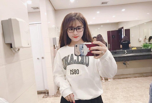 Khoe ảnh, nữ sinh Dược bị phản ứng vì sai nội quy phòng thí nghiệm - ảnh 3