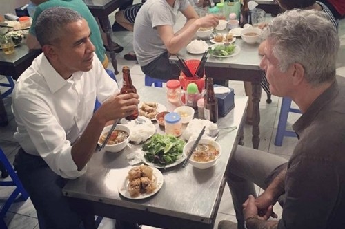 Bức ảnh về bàn ăn bún chả của Obama gây sốt trên Instagram - ảnh 1
