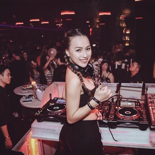 DJ Tít khoe hình thể trong những bộ trang phục táo bạo - ảnh 4