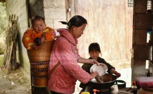 Chưa từng đến trường, bà mẹ đăng ký học mẫu giáo cùng con - ảnh 1
