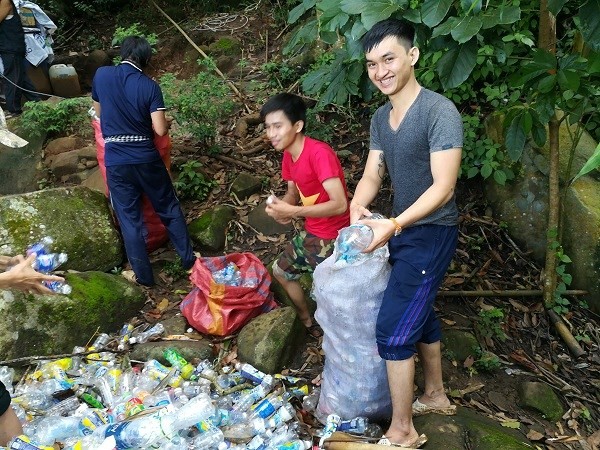 Nhóm phượt thủ leo núi Bà Đen nhặt rác - ảnh 4