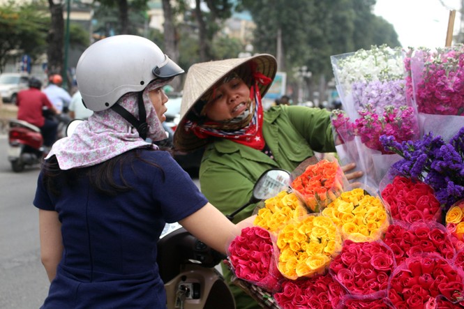 Đại gia đình bán hoa rong mỗi ngày đạp xe 50 km kiếm sống - ảnh 6