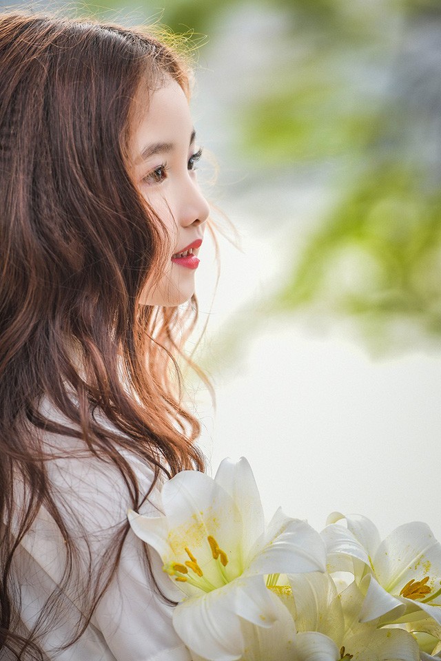 Bé gái xinh đẹp như thiên thần trên phố đi bộ Hồ Gươm - ảnh 10