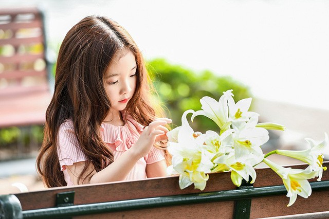 Bé gái xinh đẹp như thiên thần trên phố đi bộ Hồ Gươm - ảnh 14