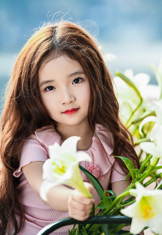 Bé gái xinh đẹp như thiên thần trên phố đi bộ Hồ Gươm - ảnh 15