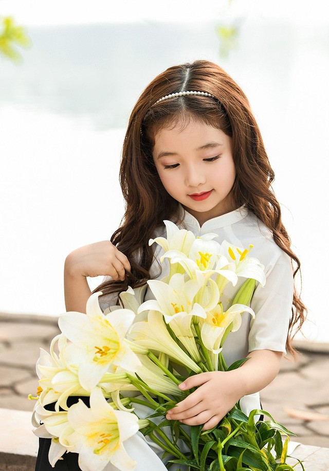 Bé gái xinh đẹp như thiên thần trên phố đi bộ Hồ Gươm - ảnh 4