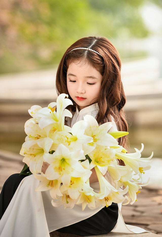 Bé gái xinh đẹp như thiên thần trên phố đi bộ Hồ Gươm - ảnh 5