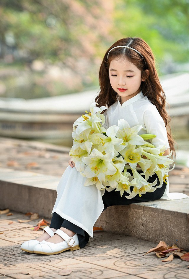 Bé gái xinh đẹp như thiên thần trên phố đi bộ Hồ Gươm - ảnh 6