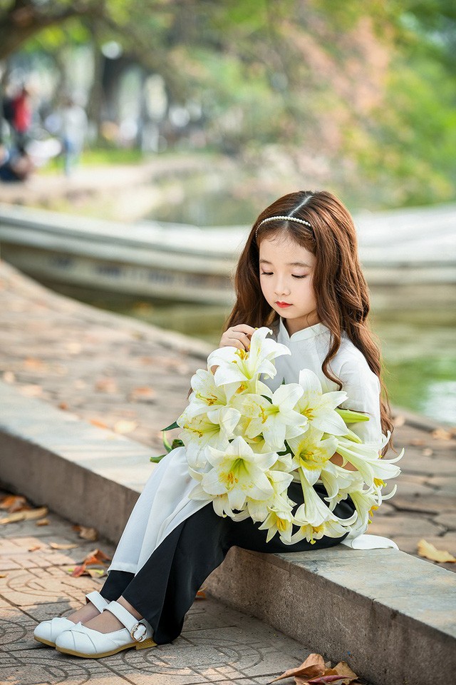 Bé gái xinh đẹp như thiên thần trên phố đi bộ Hồ Gươm - ảnh 7