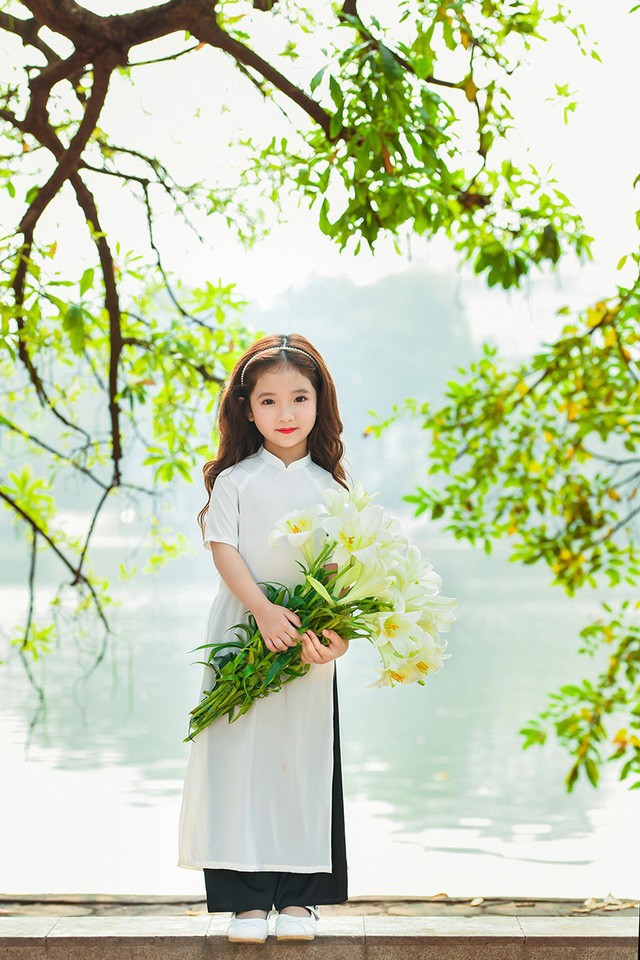Bé gái xinh đẹp như thiên thần trên phố đi bộ Hồ Gươm - ảnh 8