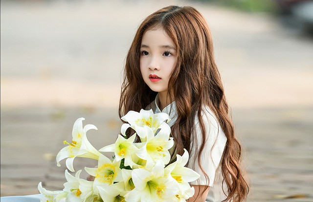 Bé gái xinh đẹp như thiên thần trên phố đi bộ Hồ Gươm - ảnh 9