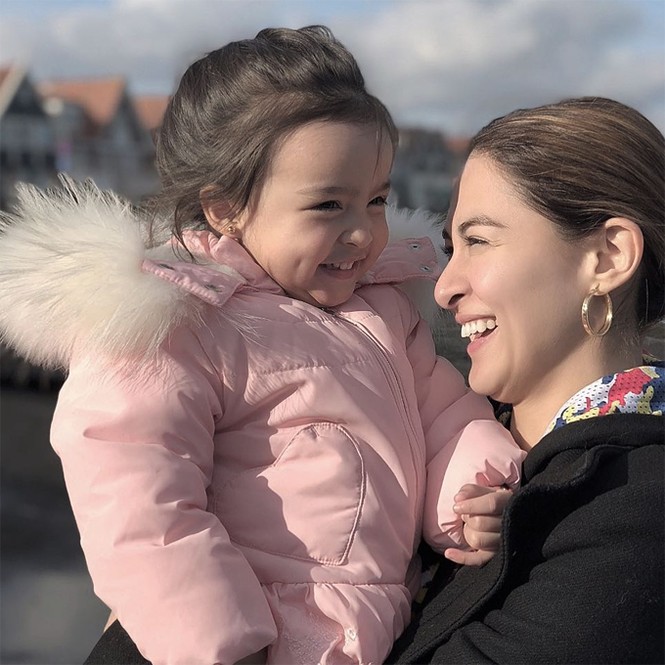 Mẹ con 'mỹ nhân đẹp nhất Philippines' xinh tươi trên phố Amsterdam - ảnh 2