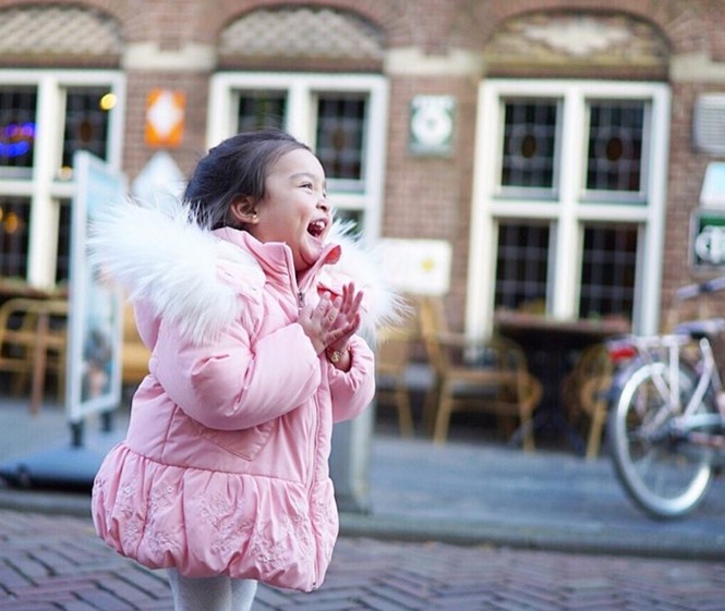 Mẹ con 'mỹ nhân đẹp nhất Philippines' xinh tươi trên phố Amsterdam - ảnh 3
