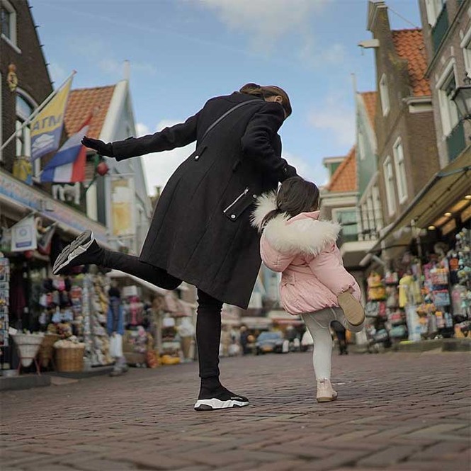 Mẹ con 'mỹ nhân đẹp nhất Philippines' xinh tươi trên phố Amsterdam - ảnh 4