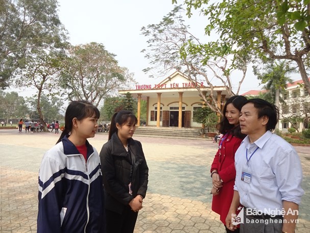 2 học sinh đến trụ sở công an nhờ tìm người đánh rơi ví đầy tiền - ảnh 1
