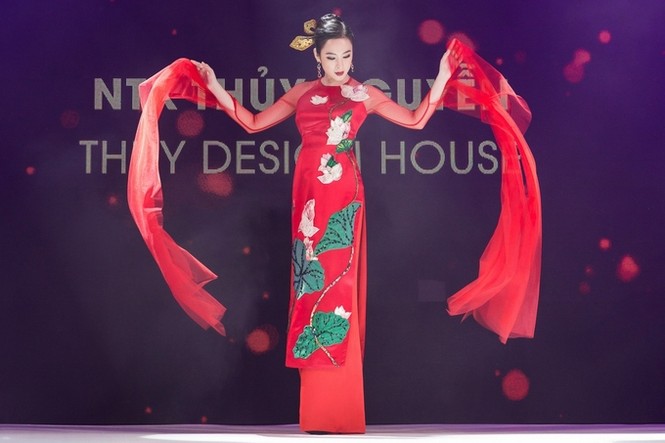 Angela Phương Trinh áo dài đỏ rực, uyển chuyển với vũ đạo nóng bỏng - ảnh 1