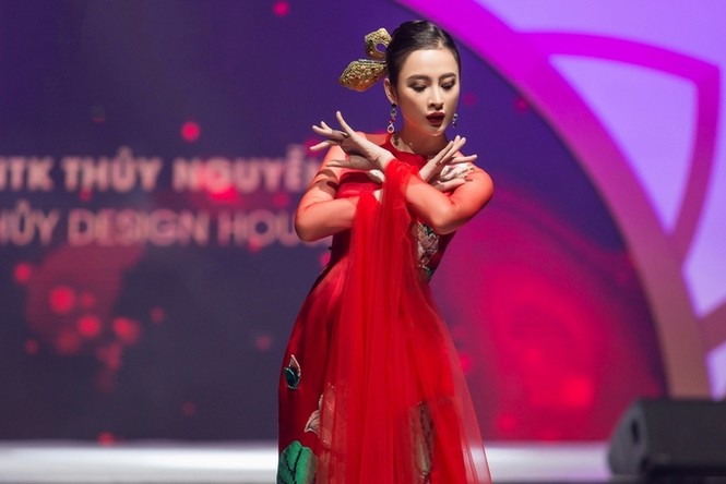 Angela Phương Trinh áo dài đỏ rực, uyển chuyển với vũ đạo nóng bỏng - ảnh 2