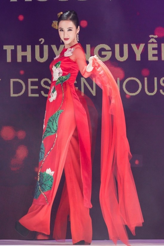 Angela Phương Trinh áo dài đỏ rực, uyển chuyển với vũ đạo nóng bỏng - ảnh 3
