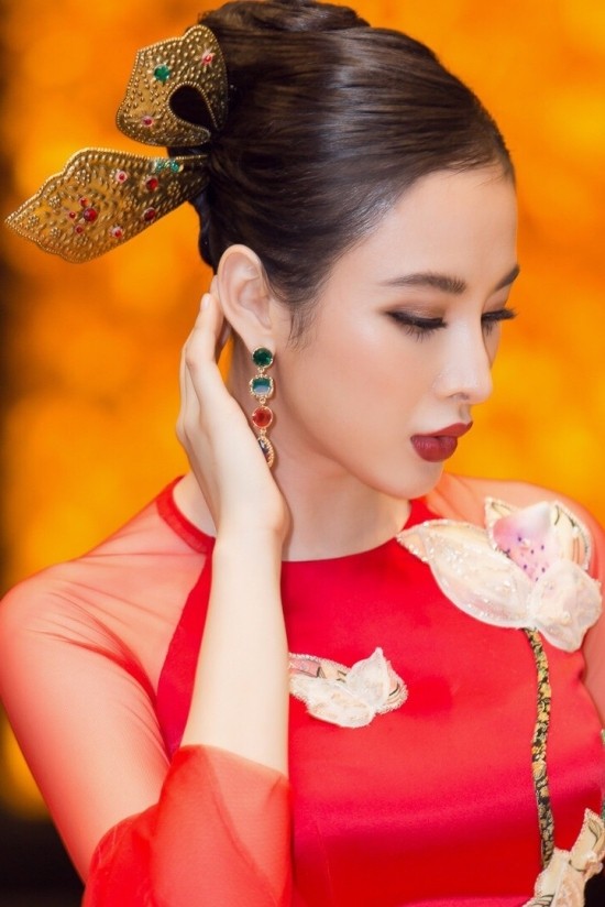 Angela Phương Trinh áo dài đỏ rực, uyển chuyển với vũ đạo nóng bỏng - ảnh 5